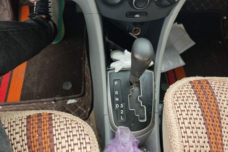 Used Hyundai Verna (older generation) 2014 1.4L Automatic Smart GLS Gear Lever