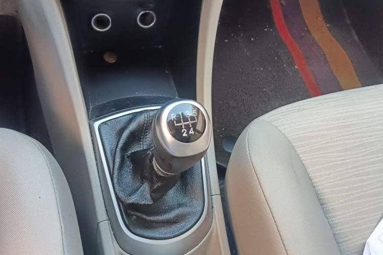 Used Hyundai Verna (older generation) 2014 1.4L Manual Smart GLS Trim Gear Lever