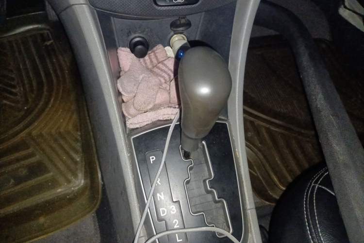 Used Hyundai Verna (older generation) 2014 1.4L Automatic Fashion GS Model Gear Lever