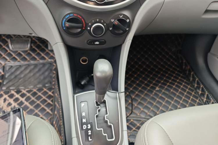 Used Hyundai Verna (older generation) 2014 1.4L Automatic Leading-Edge GLX Gear Lever