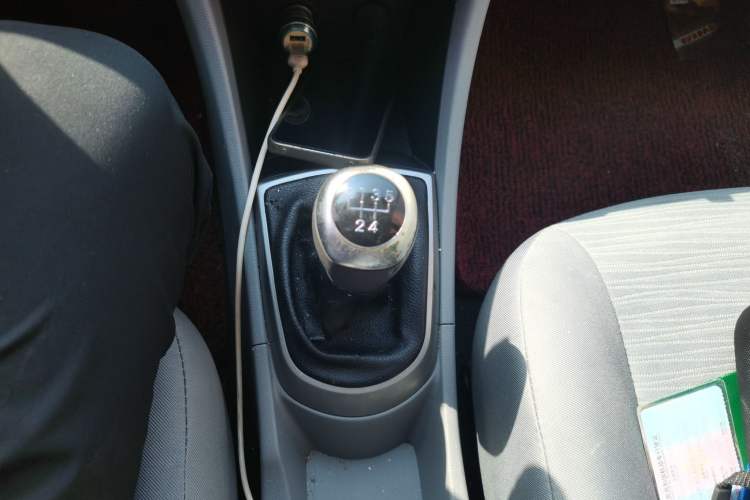 Used Hyundai Verna (older generation) 2014 1.4L Manual Smart GLS Trim Gear Lever