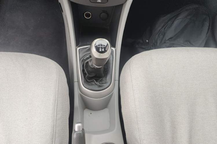 Used Hyundai Verna (older generation) 2014 1.4L Manual Smart GLS Trim Gear Lever