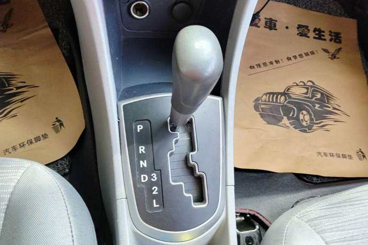 Used Hyundai Verna (older generation) 2014 1.4L Automatic Smart GLS Gear Lever