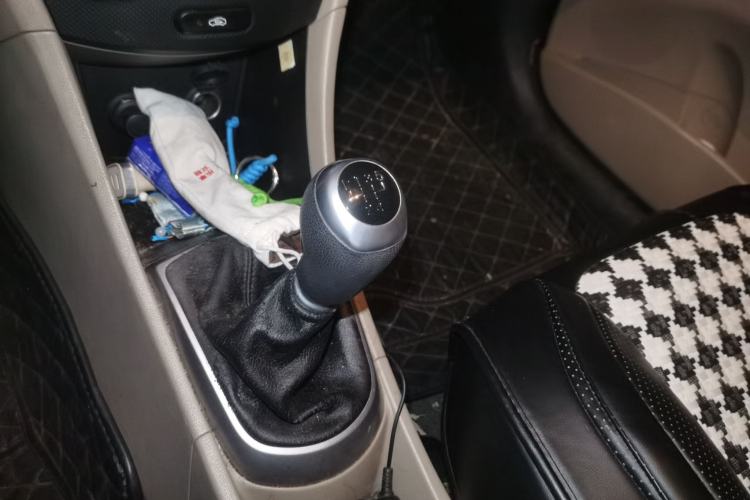 Used Hyundai Verna (older generation) 2014 1.4L Manual Smart GLS Trim Gear Lever
