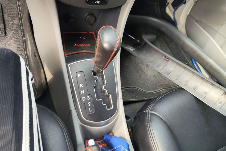 Used Hyundai Verna (older generation) 2014 1.4L Automatic Smart GLS Gear Lever
