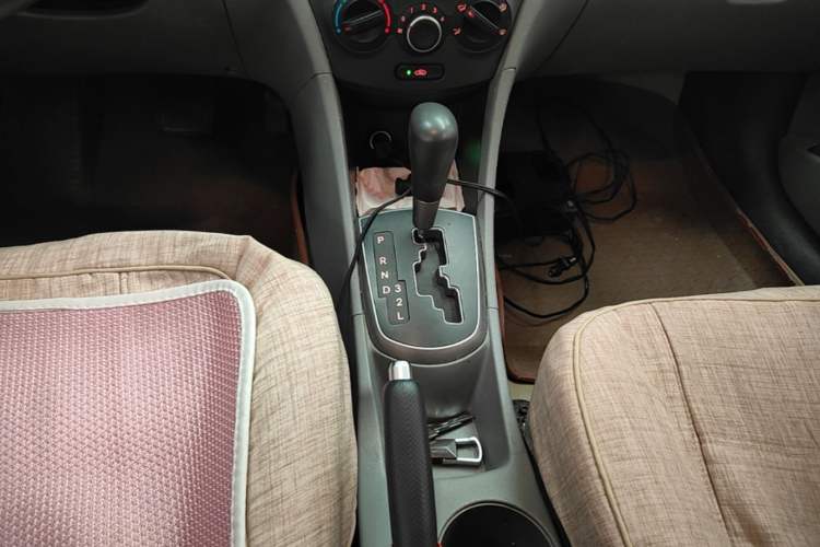 Used Hyundai Verna (older generation) 2014 1.4L Automatic Smart GLS Gear Lever