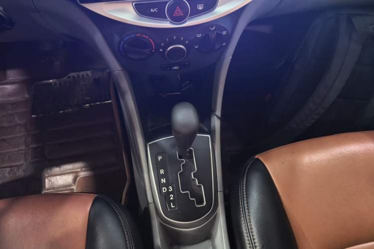Used Hyundai Verna (older generation) 2014 1.4L Automatic Smart GLS Gear Lever