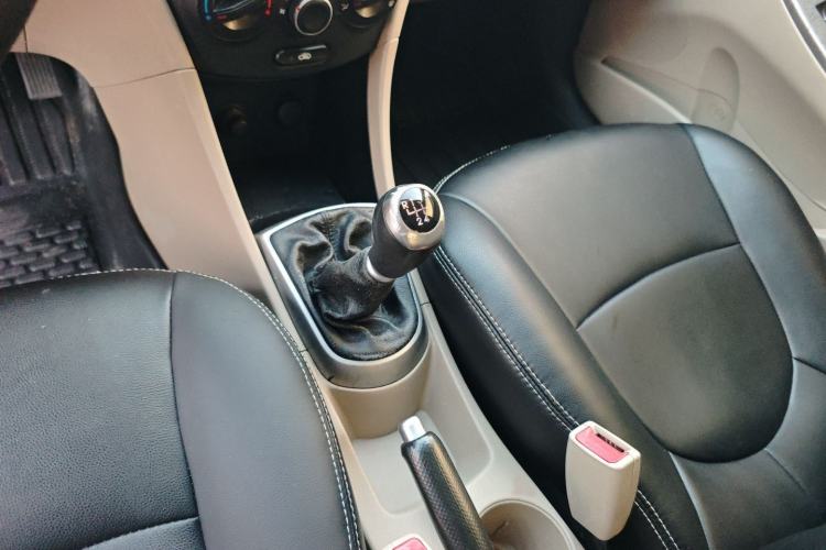 Used Hyundai Verna (older generation) 2014 1.4L Manual Smart GLS Trim Gear Lever