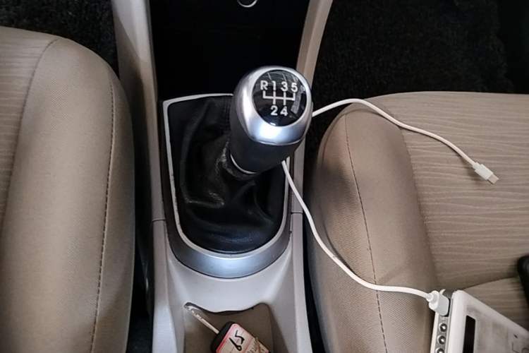 Used Hyundai Verna (older generation) 2014 1.4L Manual Smart GLS Trim Gear Lever