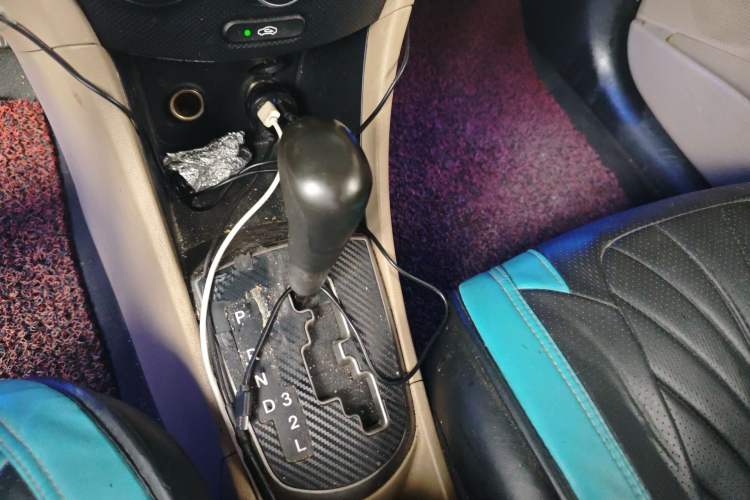 Used Hyundai Verna (older generation) 2014 1.4L Automatic Fashion GS Model Gear Lever