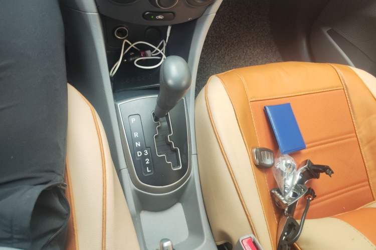 Used Hyundai Verna (older generation) 2014 1.4L Automatic Leading-Edge GLX Gear Lever