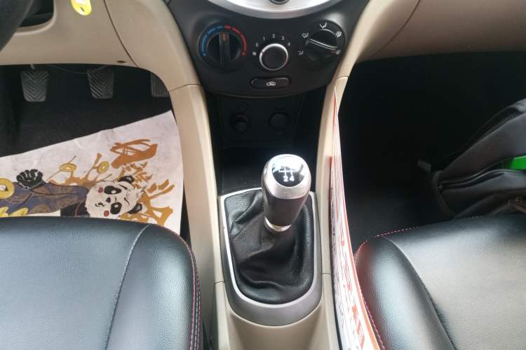 Used Hyundai Verna (older generation) 2014 1.4L Manual Smart GLS Trim Gear Lever
