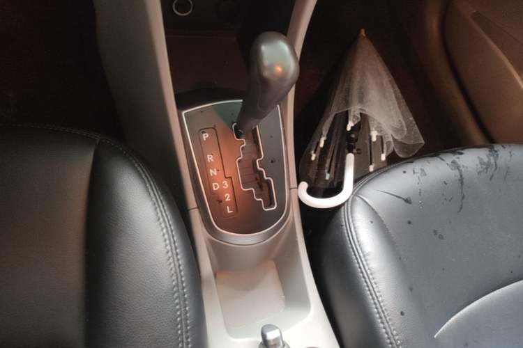 Used Hyundai Verna (older generation) 2014 1.4L Automatic Smart GLS Gear Lever