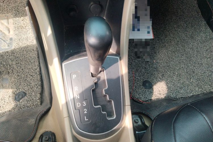 Used Hyundai Verna (older generation) 2014 1.4L Automatic Smart GLS Gear Lever