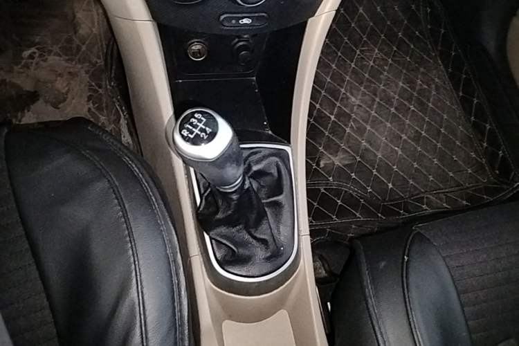 Used Hyundai Verna (older generation) 2014 1.4L Manual Smart GLS Trim Gear Lever