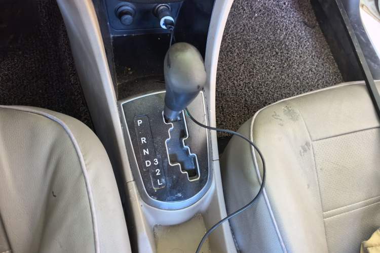 Used Hyundai Verna (older generation) 2014 1.4L Automatic Leading-Edge GLX Gear Lever
