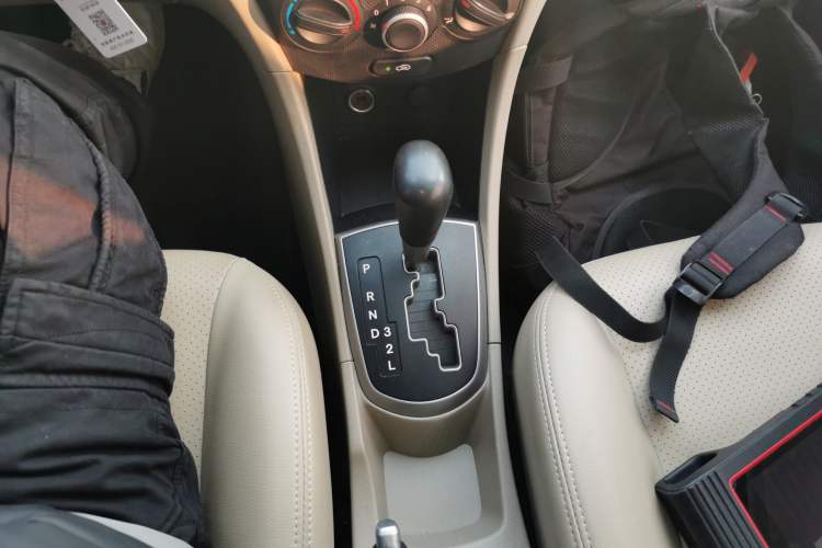 Used Hyundai Verna (older generation) 2014 1.4L Automatic Smart GLS Gear Lever
