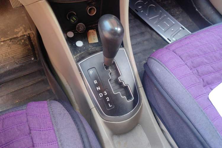 Used Hyundai Verna (older generation) 2014 1.4L Automatic Smart GLS Gear Lever