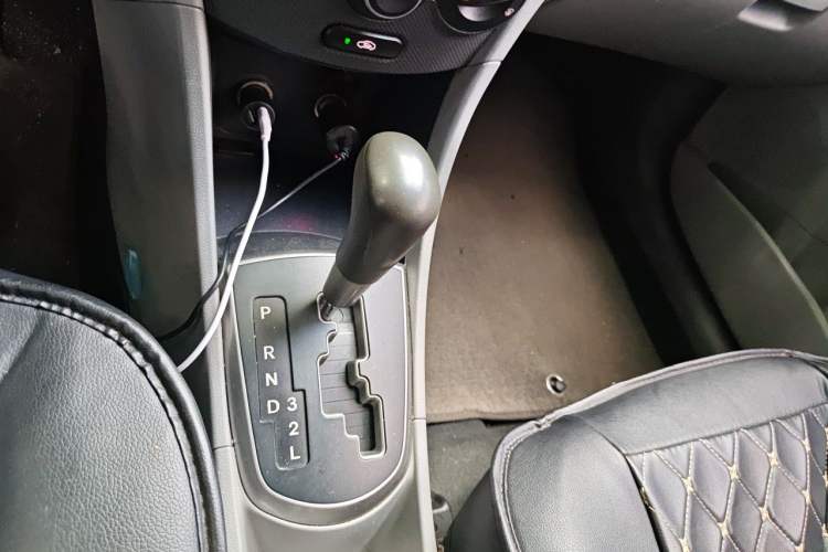 Used Hyundai Verna (older generation) 2014 1.4L Automatic Smart GLS Gear Lever