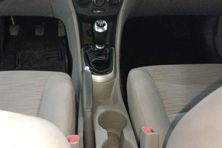 Used Hyundai Verna (older generation) 2014 1.4L Manual Smart GLS Trim Gear Lever