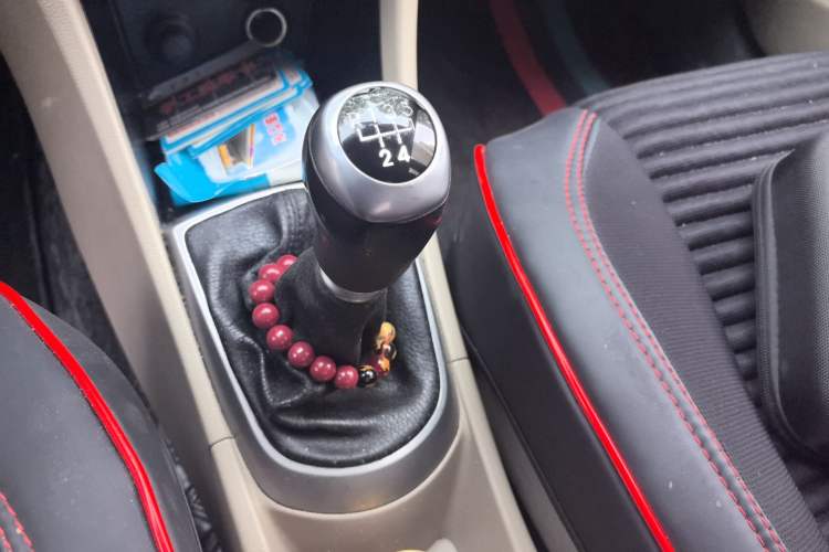 Used Hyundai Verna (older generation) 2014 1.4L Manual Smart GLS Trim Gear Lever