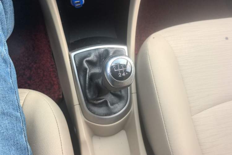 Used Hyundai Verna (older generation) 2014 1.4L Manual Smart GLS Trim Gear Lever