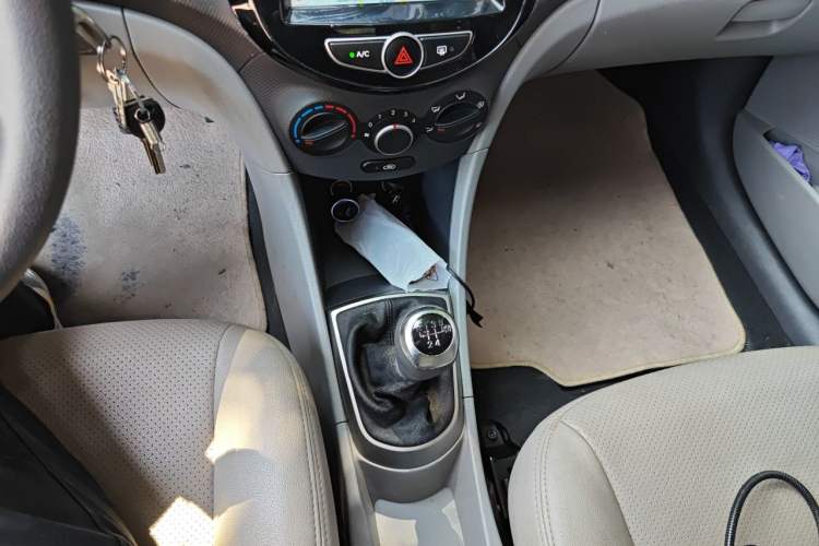 Used Hyundai Verna (older generation) 2014 1.4L Manual Smart GLS Trim Gear Lever
