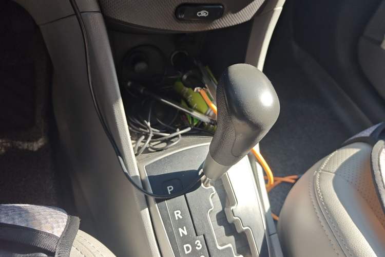 Used Hyundai Verna (older generation) 2014 1.4L Automatic Leading-Edge GLX Gear Lever