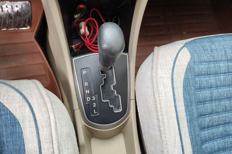 Used Hyundai Verna (older generation) 2014 1.4L Automatic Smart GLS Gear Lever