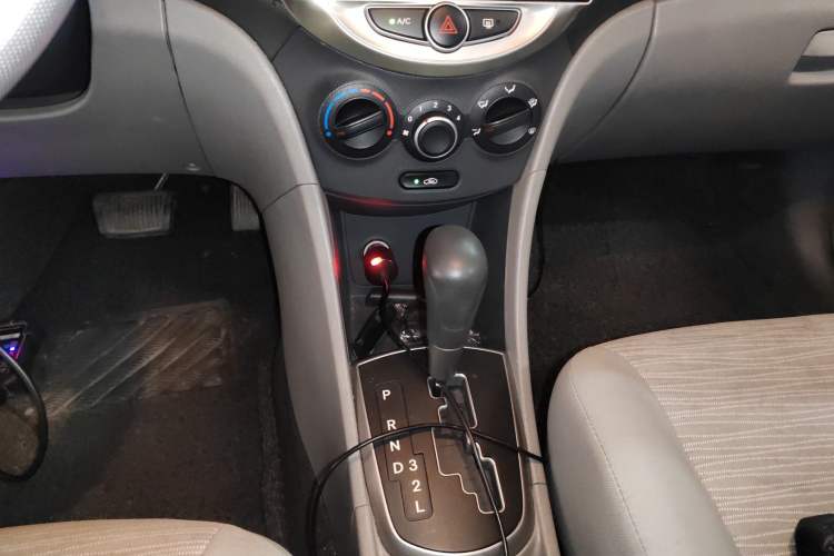 Used Hyundai Verna (older generation) 2014 1.4L Automatic Leading-Edge GLX Gear Lever