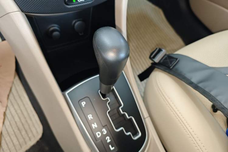 Used Hyundai Verna (older generation) 2014 1.4L Automatic Smart GLS Gear Lever