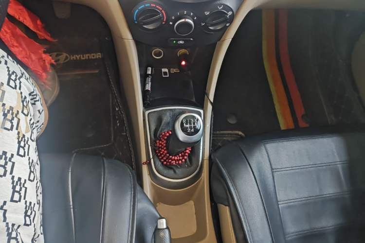 Used Hyundai Verna (older generation) 2014 1.4L Manual Smart GLS Trim Gear Lever