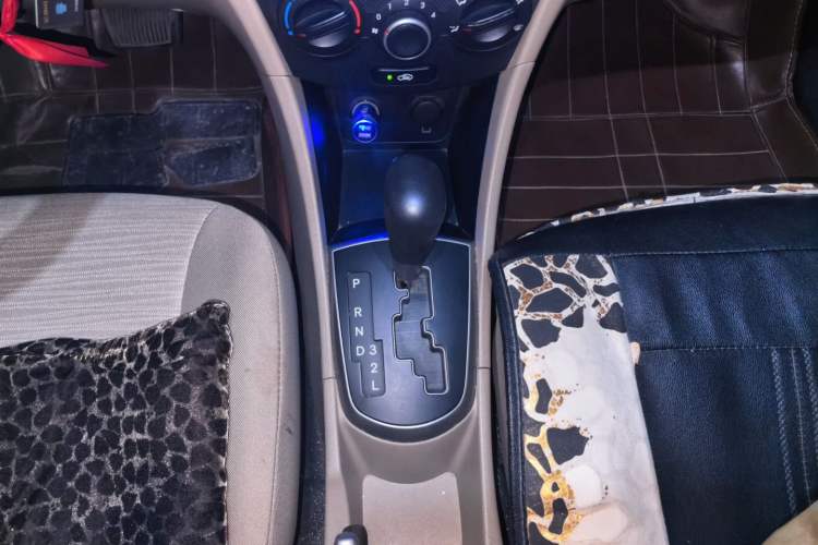 Used Hyundai Verna (older generation) 2014 1.4L Automatic Smart GLS Gear Lever