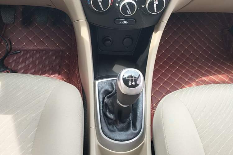 Used Hyundai Verna (older generation) 2014 1.4L Manual Top-Tier Model TOP Gear Lever