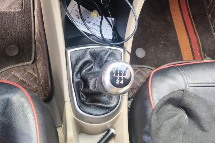 Used Hyundai Verna (older generation) 2014 1.4L Manual Smart GLS Trim Gear Lever
