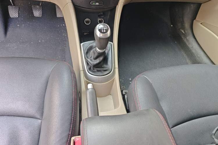 Used Hyundai Verna (older generation) 2014 1.4L Manual Smart GLS Trim Gear Lever