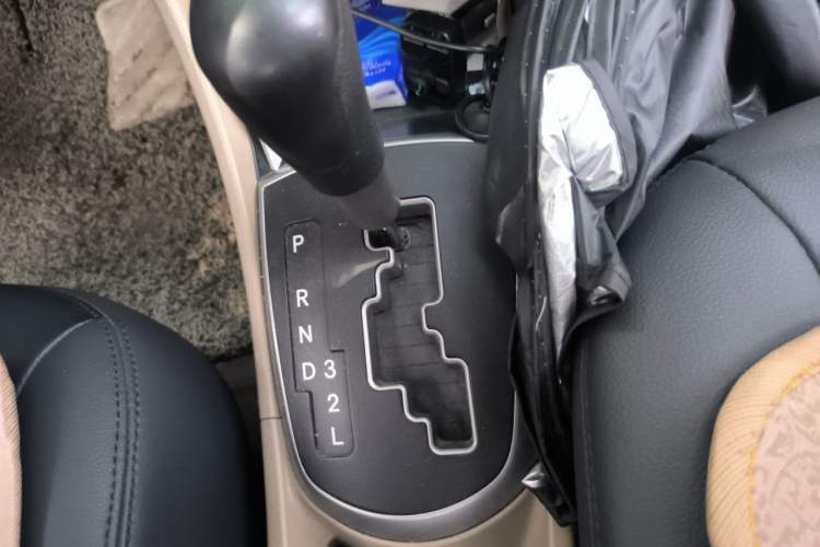 Used Hyundai Verna (older generation) 2014 1.4L Automatic Leading-Edge GLX Gear Lever