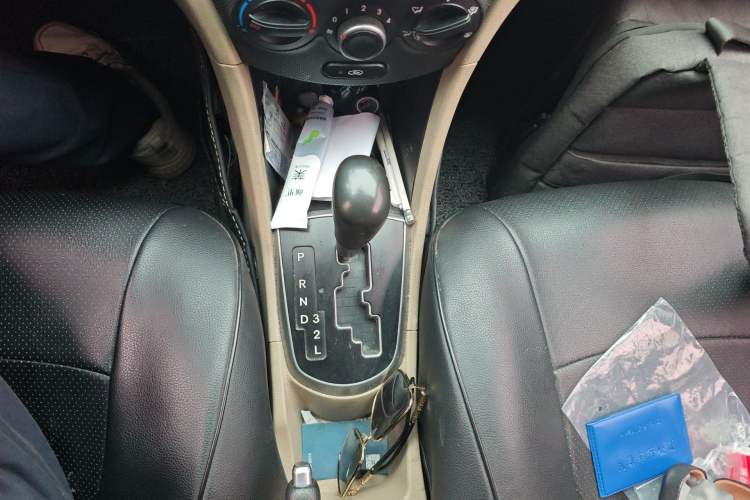 Used Hyundai Verna (older generation) 2014 1.4L Automatic Smart GLS Gear Lever
