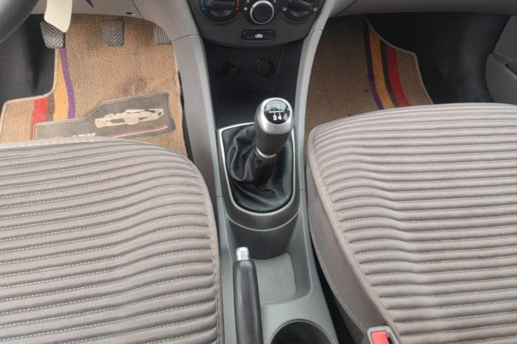 Used Hyundai Verna (older generation) 2014 1.4L Manual Smart GLS Trim Gear Lever