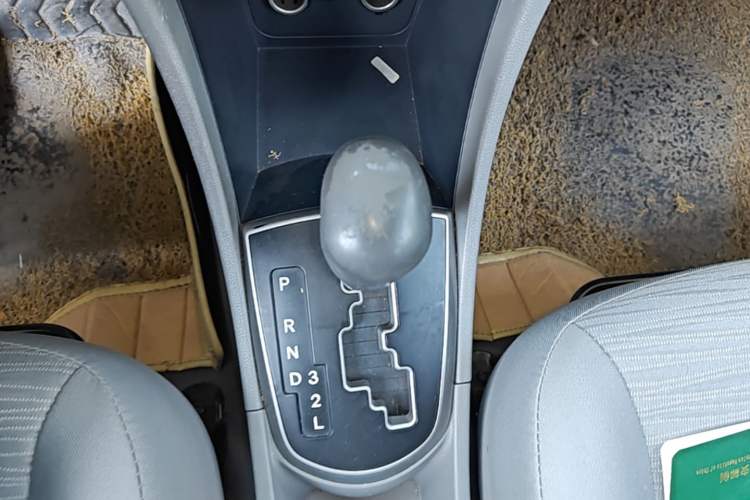 Used Hyundai Verna (older generation) 2014 1.4L Automatic Smart GLS Gear Lever