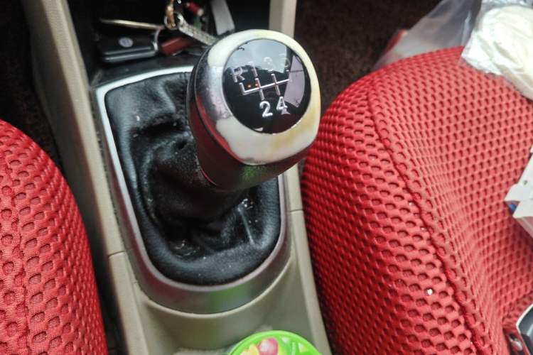 Used Hyundai Verna (older generation) 2014 1.4L Manual Smart GLS Trim Gear Lever