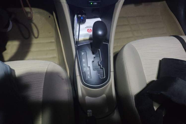 Used Hyundai Verna (older generation) 2014 1.4L Automatic Smart GLS Gear Lever