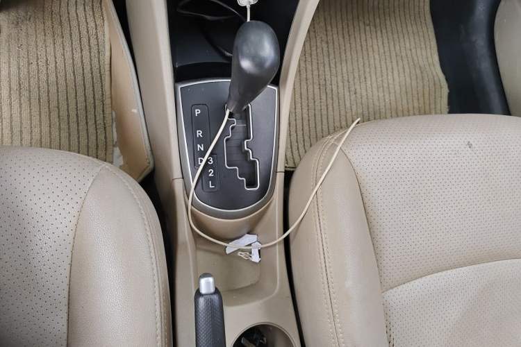 Used Hyundai Verna (older generation) 2014 1.4L Automatic Leading-Edge GLX Gear Lever