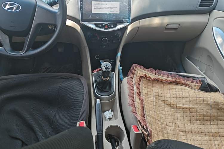 Used Hyundai Verna (older generation) 2014 1.4L Manual Smart GLS Trim Gear Lever