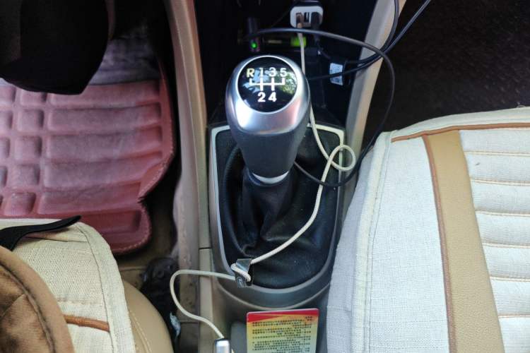 Used Hyundai Verna (older generation) 2014 1.4L Manual Smart GLS Trim Gear Lever