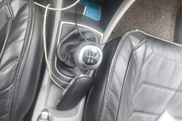 Used Hyundai Verna (older generation) 2014 1.4L Manual Smart GLS Trim Gear Lever