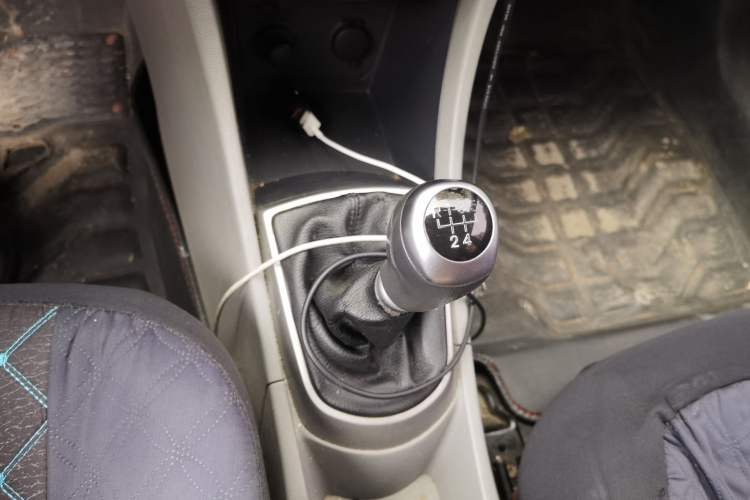 Used Hyundai Verna (older generation) 2014 1.4L Manual Smart GLS Trim Gear Lever
