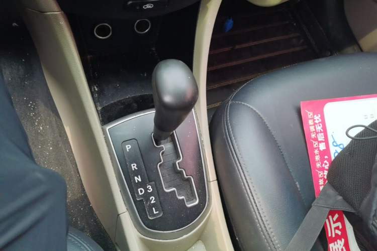 Used Hyundai Verna (older generation) 2014 1.4L Automatic Smart GLS Gear Lever