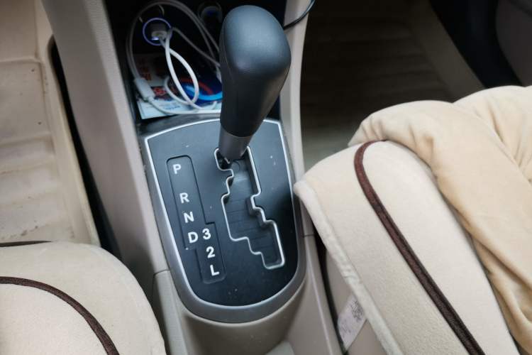 Used Hyundai Verna (older generation) 2014 1.4L Automatic Smart GLS Gear Lever