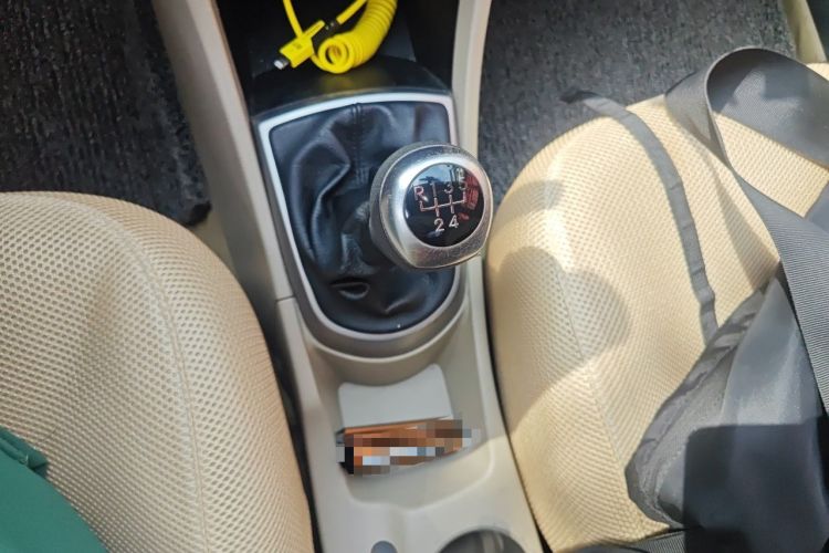 Used Hyundai Verna (older generation) 2014 1.4L Manual Smart GLS Trim Gear Lever